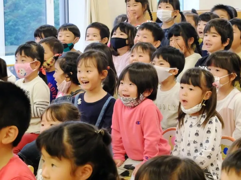 先生の話を聞く園児