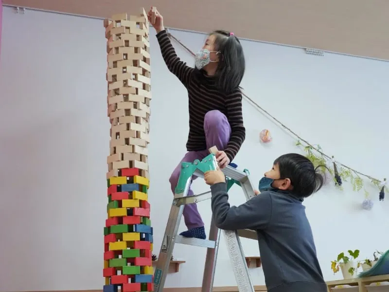 積み木を積み上げる園児
