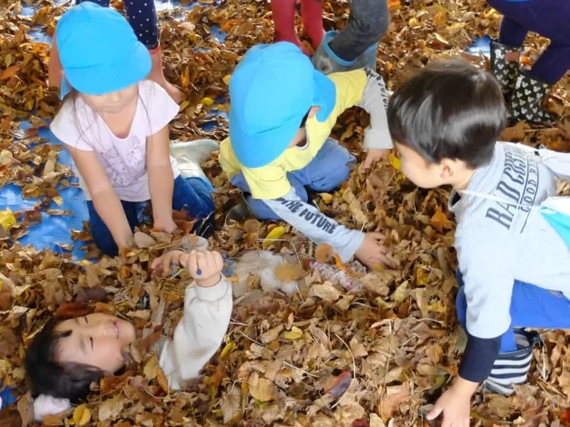 落ち葉遊び